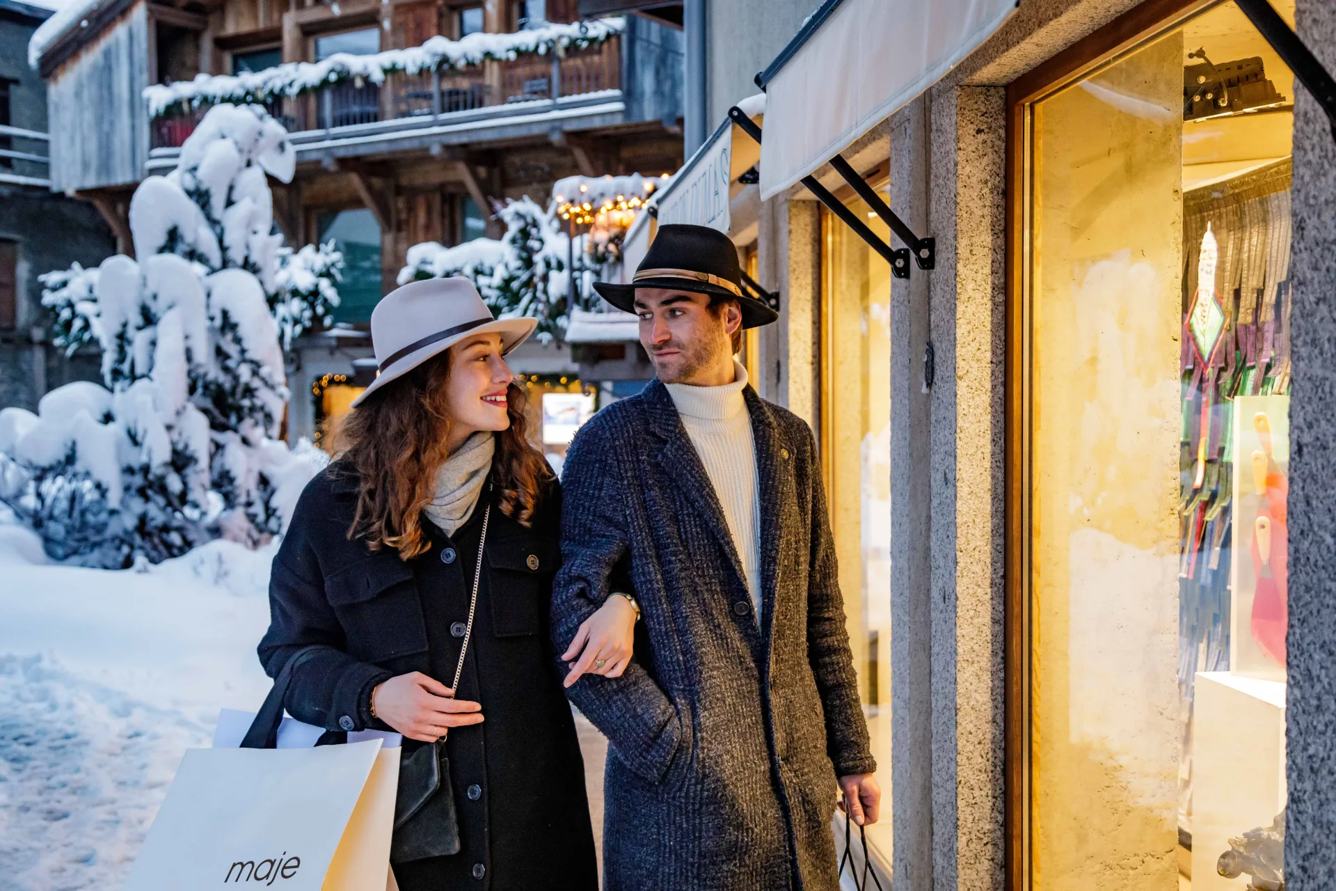 Couple shopping devanture megève