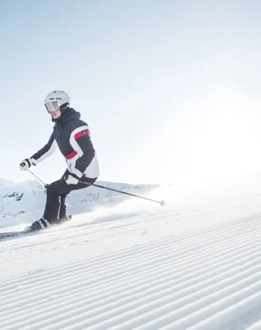 Ski piste femme soleil Rochebrune