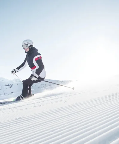 Ski piste femme soleil Rochebrune