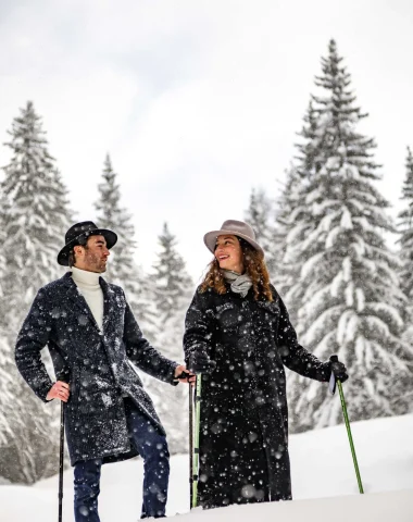 Couple chic promenade raquettes megève