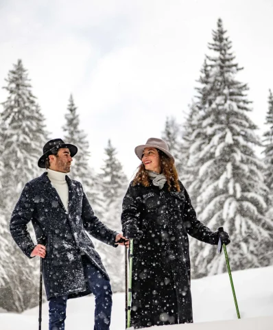 Couple chic promenade raquettes megève