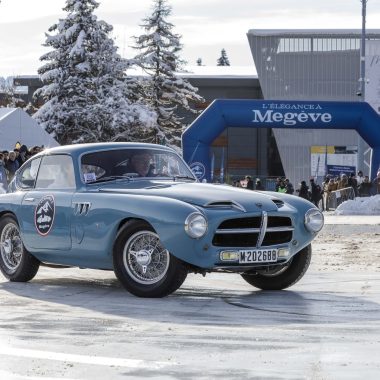 Une voiture vintage se déplace sur la glace, illustrant la beauté d'une conduite hivernale.