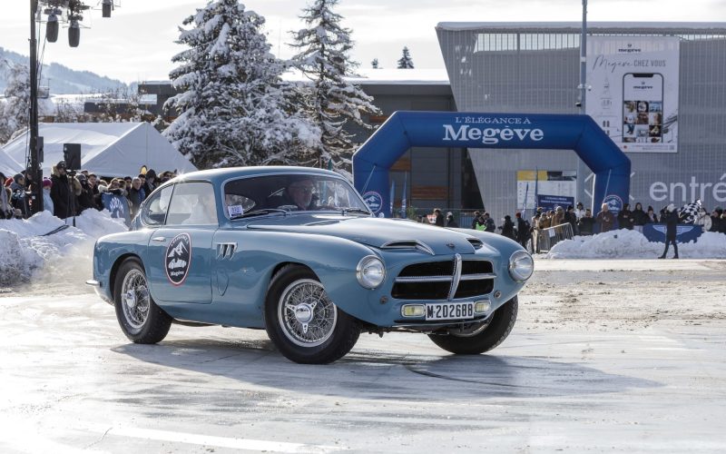 Une voiture vintage se déplace sur la glace, illustrant la beauté d'une conduite hivernale.