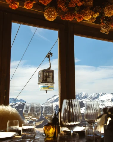 Vue depuis le restaurant le chalet sauvage. Montagnes, mettant en avant leur grandeur et leur beauté, avec des nuages flottants dans le ciel.