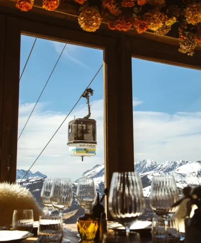 Vue depuis le restaurant le chalet sauvage. Montagnes, mettant en avant leur grandeur et leur beauté, avec des nuages flottants dans le ciel.