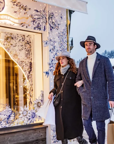 Un couple se promenant sur une rue recouverte de neige, créant une atmosphère romantique et hivernale.