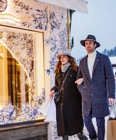 Un couple se promenant sur une rue recouverte de neige, créant une atmosphère romantique et hivernale.